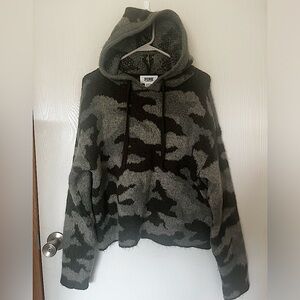 VS PINK Green Camo Fuzzy Soft Cropped Thick Pullover Hoodie Small